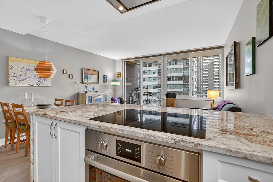 402 1100 Harwood Street Vancouver, BC - 4