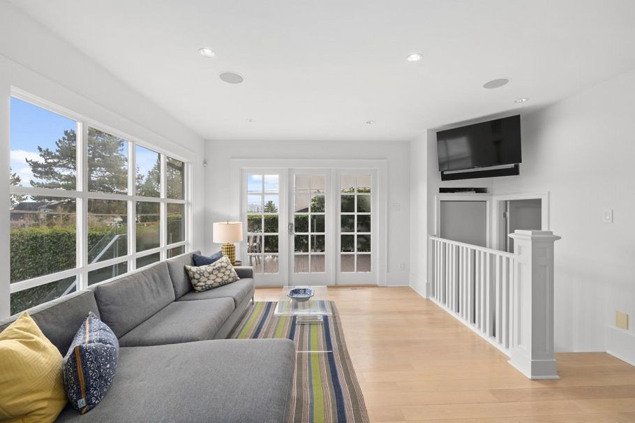 3881 W 14th Avenue Vancouver, BC - 11