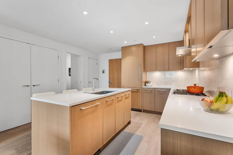 302 3220 Connaught Crescent North Vancouver, BC - 3