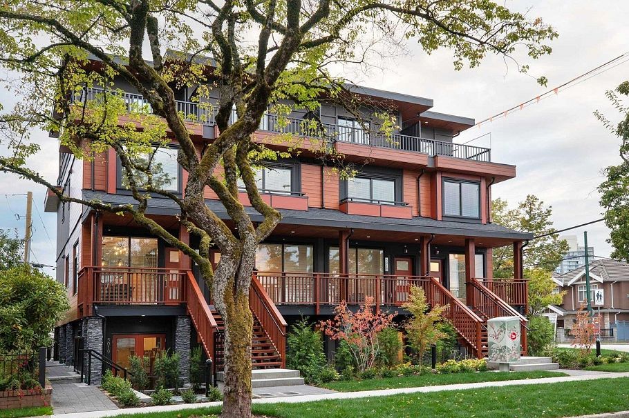 2488 E 34th Avenue Vancouver, BC - 2