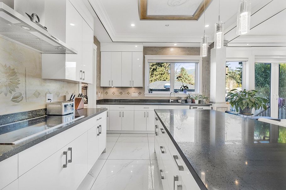 512 W 23rd Street North Vancouver, BC - 14