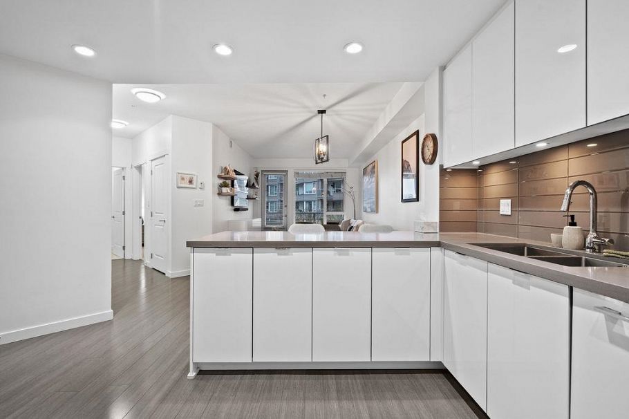 229 255 W 1st Street North Vancouver, BC - 4