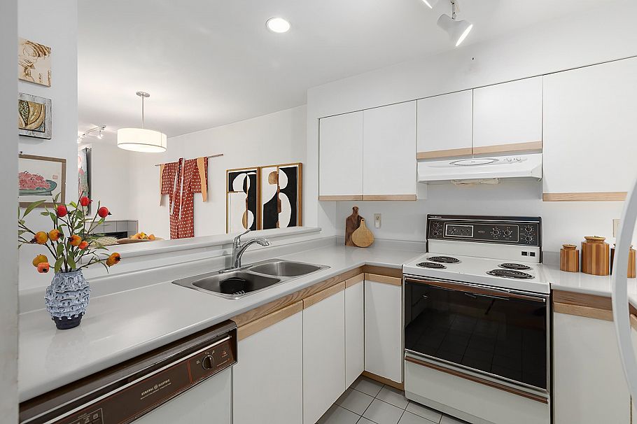 104 700 E Pender Street Vancouver, BC - 3