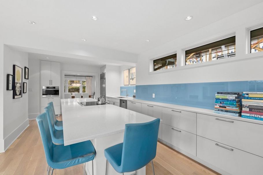 3881 W 14th Avenue Vancouver, BC - 9