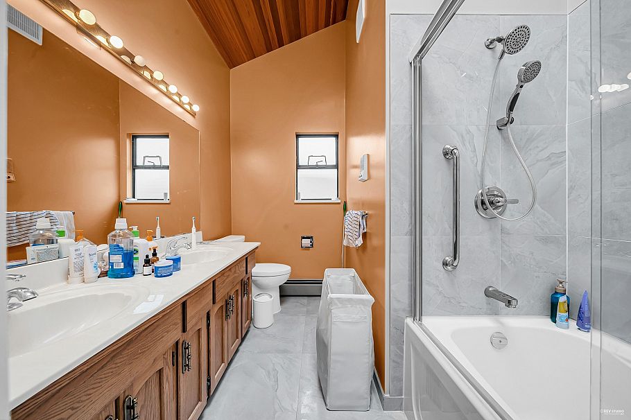 2843 W 22nd Avenue Vancouver, BC - 22