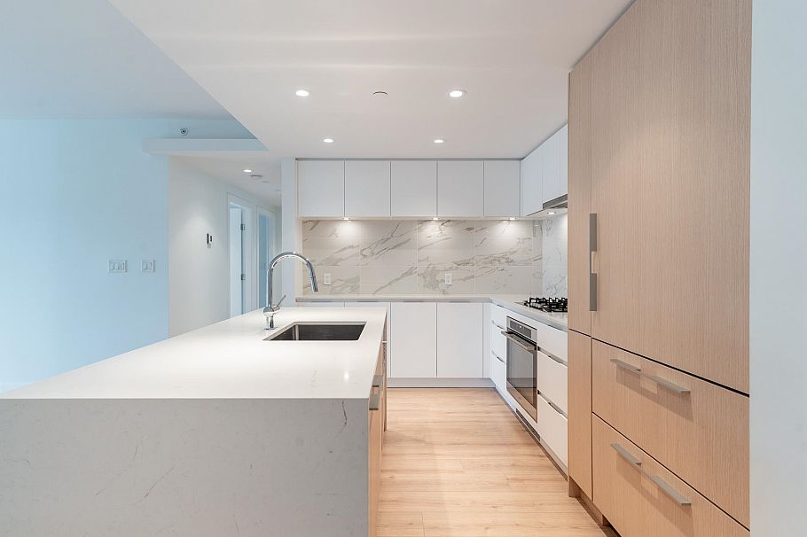 401 1500 Fern Street North Vancouver, BC - 2