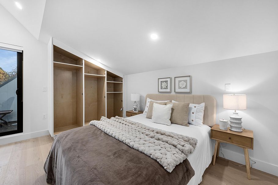 1 4889 Moss Street Vancouver, BC - 35