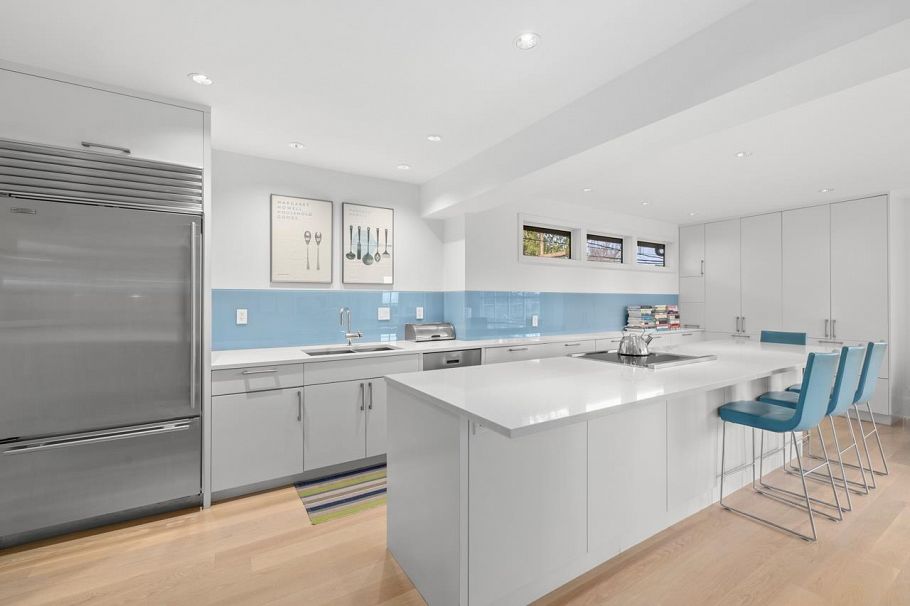 3881 W 14th Avenue Vancouver, BC - 8