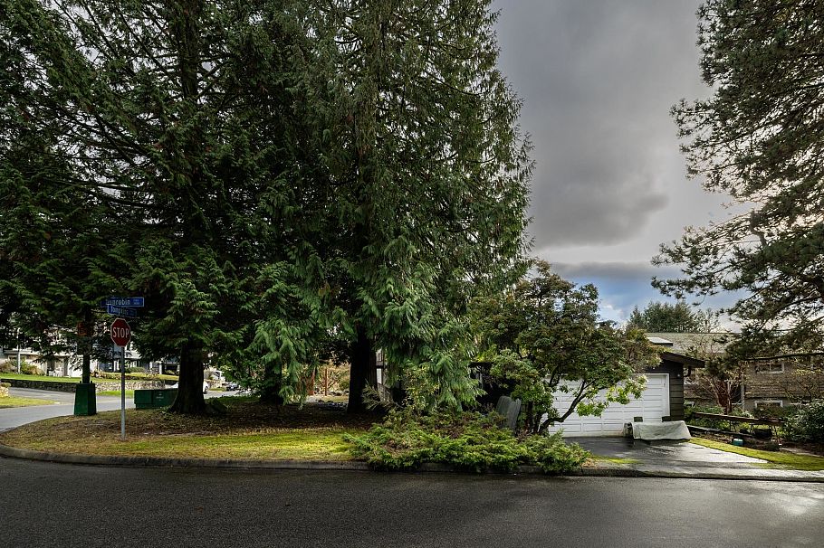 2041 Tompkins Crescent North Vancouver, BC - 35