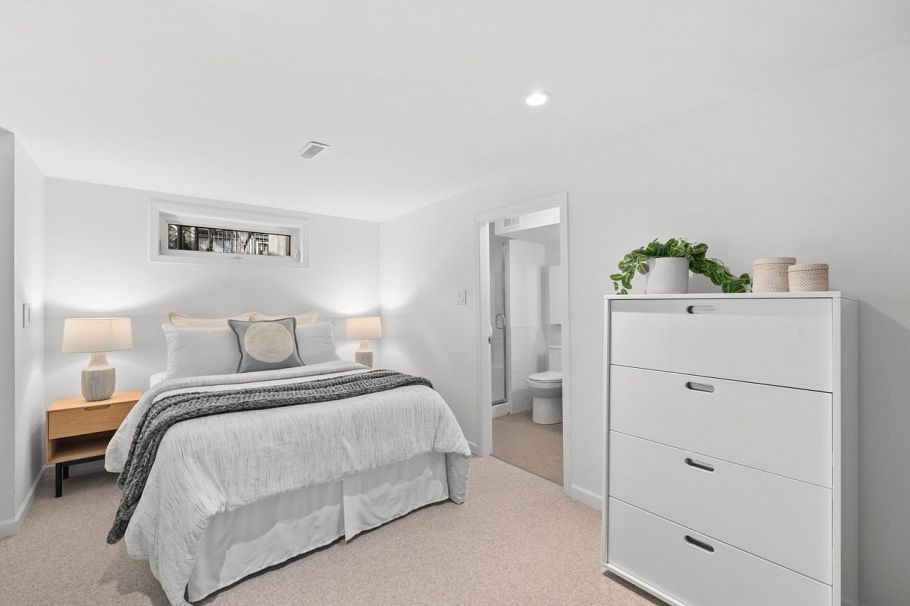 3881 W 14th Avenue Vancouver, BC - 32