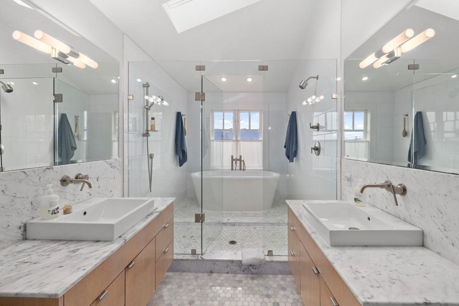 3881 W 14th Avenue Vancouver, BC - 24