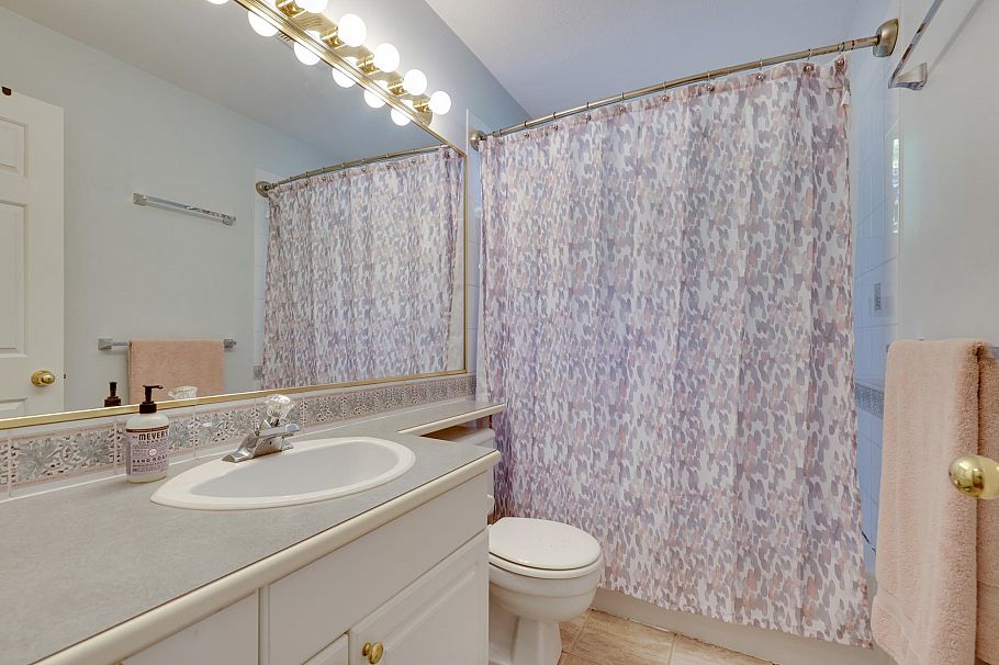 1400 Riverside Drive North Vancouver, BC - 24