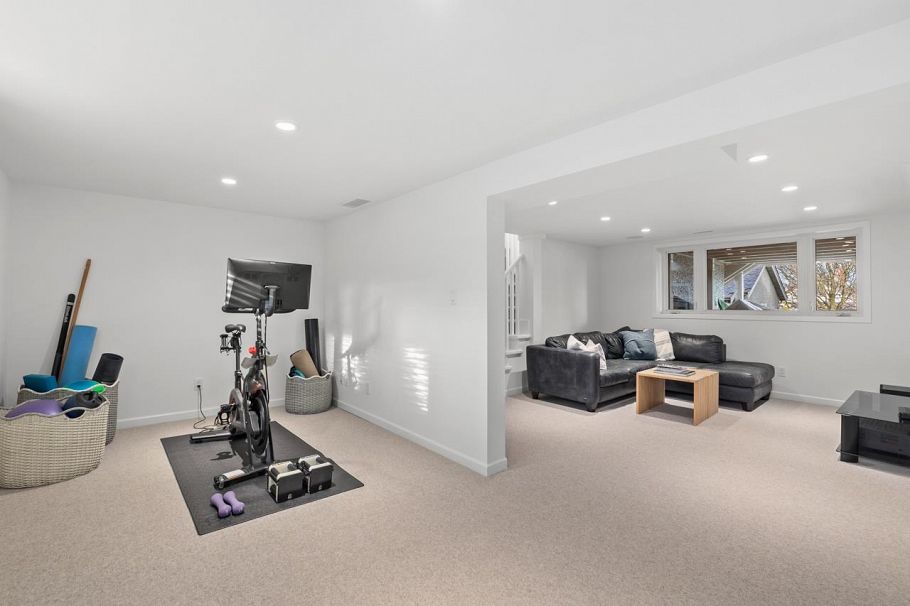 3881 W 14th Avenue Vancouver, BC - 31