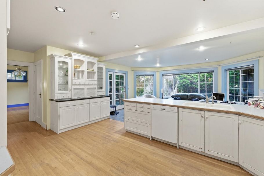 3775 W 35th Avenue Vancouver, BC - 9