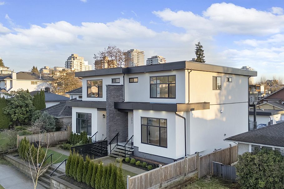 253 W 18th Street North Vancouver, BC - 27