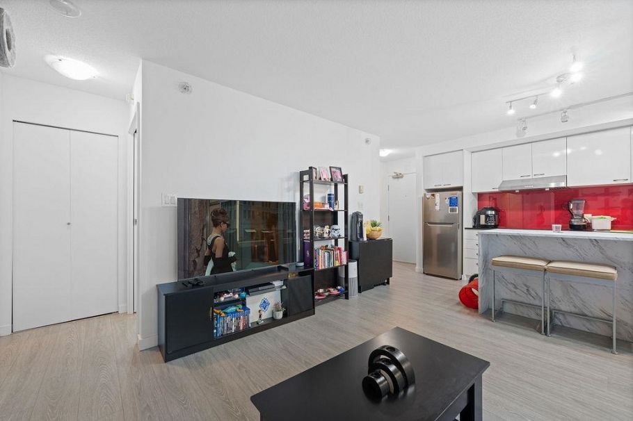 2205 111 W Georgia Street Vancouver, BC - 3