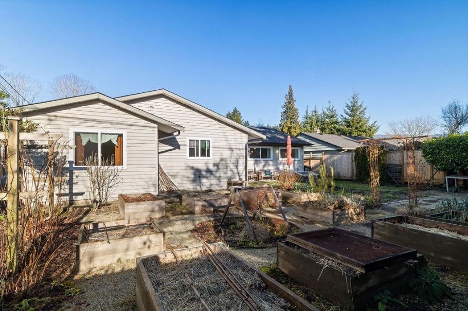 1315 W 15th Street North Vancouver, BC - 24