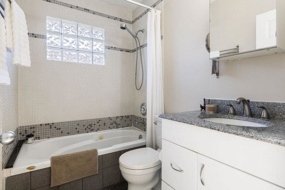 1315 W 15th Street North Vancouver, BC - 15