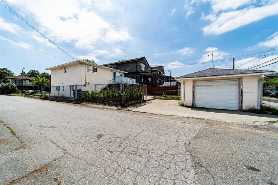 3687 E 26th Avenue Vancouver, BC - 18