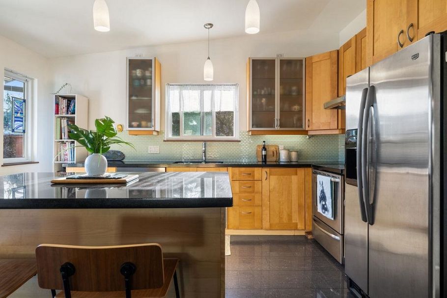 1315 W 15th Street North Vancouver, BC - 9