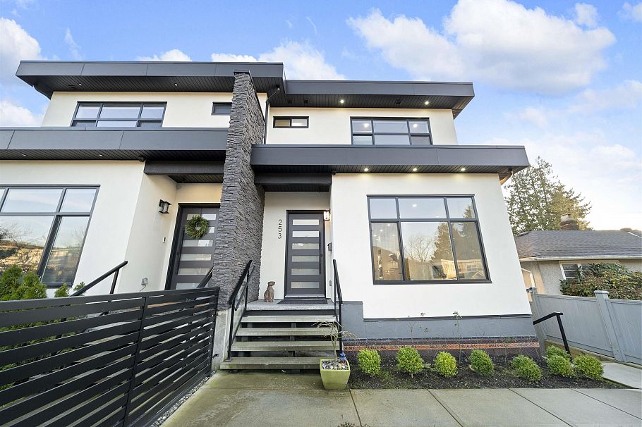 253 W 18th Street North Vancouver, BC - 2