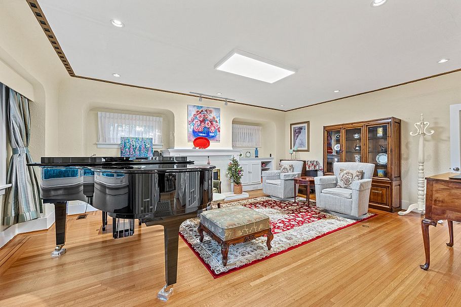 4069 W 14th Avenue Vancouver, BC - 2