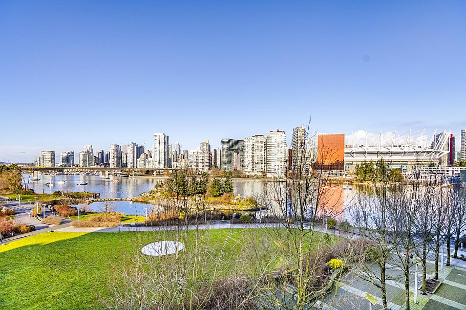 504 181 Athletes Way Vancouver, BC - 9