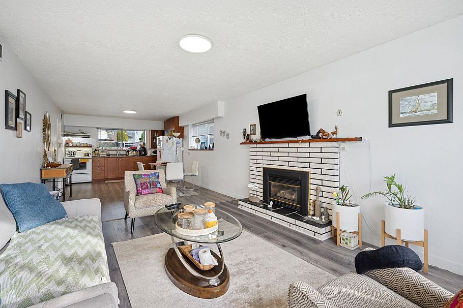 328 E 18th Street North Vancouver, BC - 15