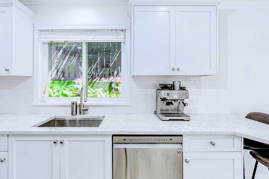 1 252 W 13th Street North Vancouver, BC - 9