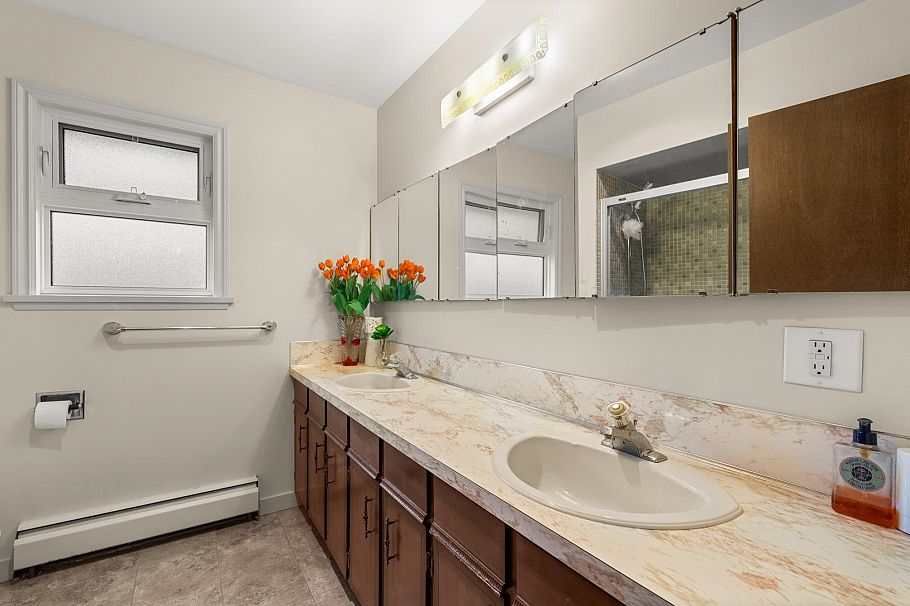 4651 W 16th Avenue Vancouver, BC - 17