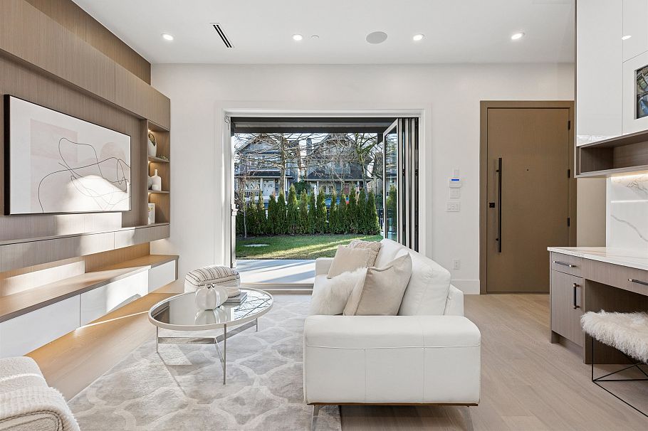 1 847 E 10 Avenue Vancouver, BC - 2