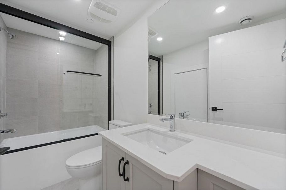 2 2447 E 41st Avenue Vancouver, BC - 24