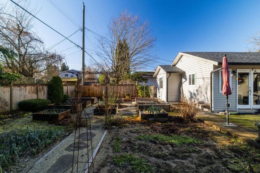 1315 W 15th Street North Vancouver, BC - 25