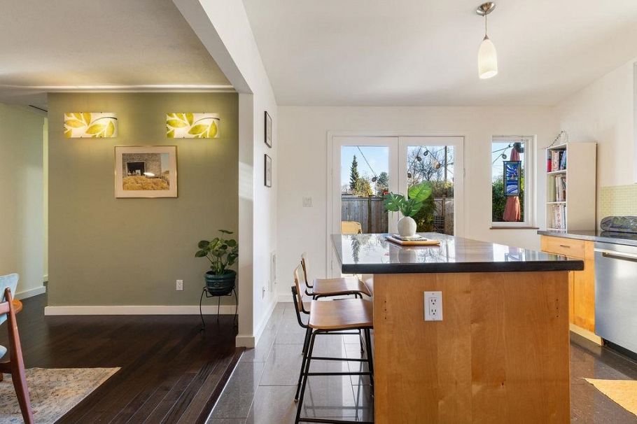 1315 W 15th Street North Vancouver, BC - 13