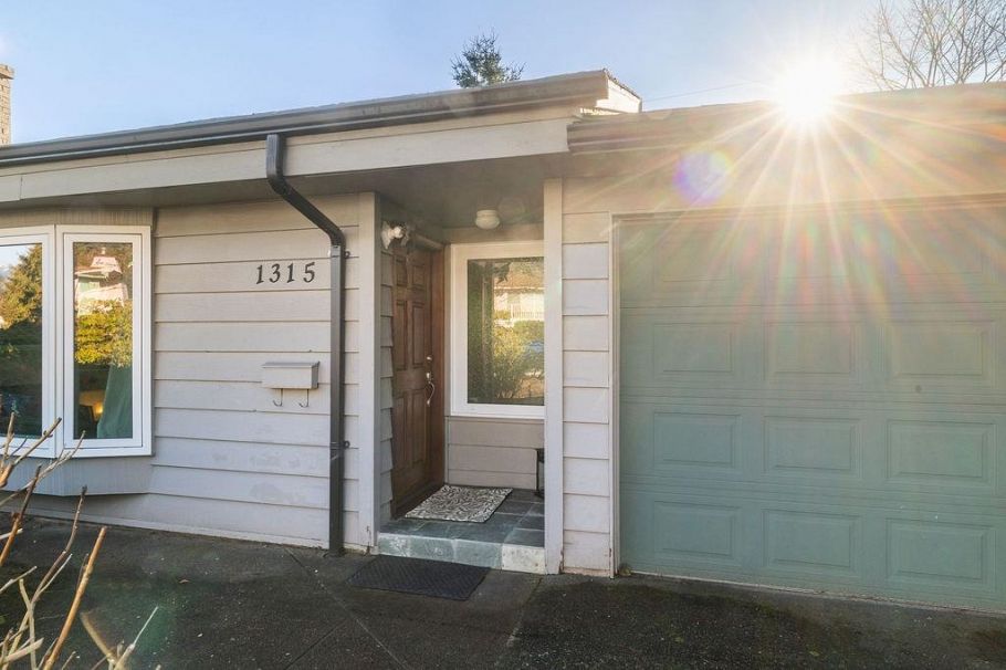 1315 W 15th Street North Vancouver, BC - 28