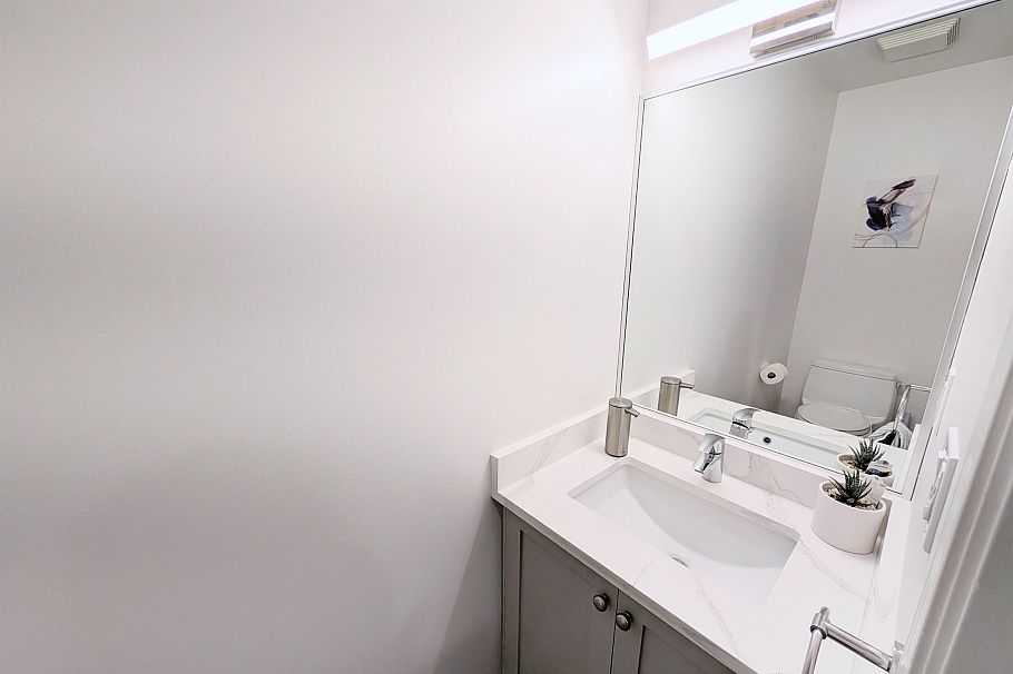 1 252 W 13th Street North Vancouver, BC - 30