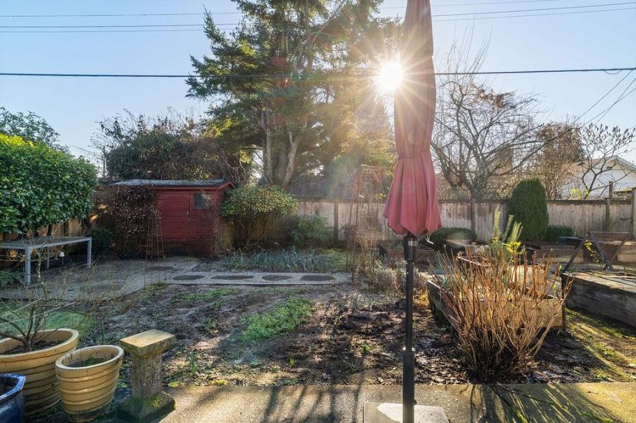 1315 W 15th Street North Vancouver, BC - 26