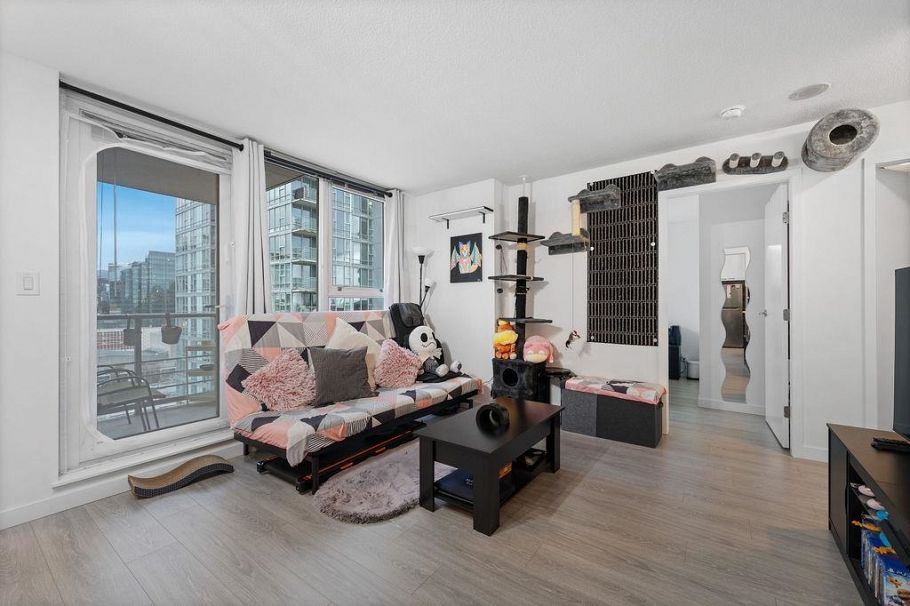 2205 111 W Georgia Street Vancouver, BC - 4