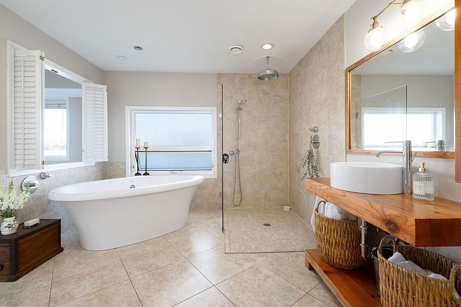 A27 415 W Esplanade Avenue North Vancouver, BC - 5