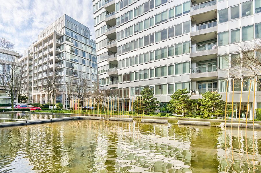 504 181 Athletes Way Vancouver, BC - 40