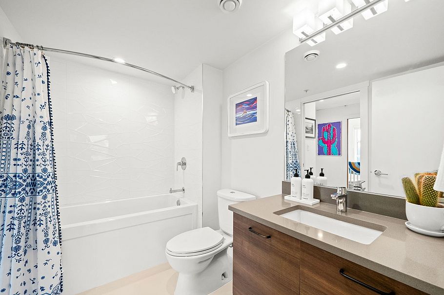 303 1519 Crown Street North Vancouver, BC - 17