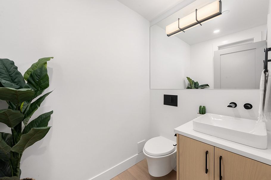 1220 E 11th Avenue Vancouver, BC - 9