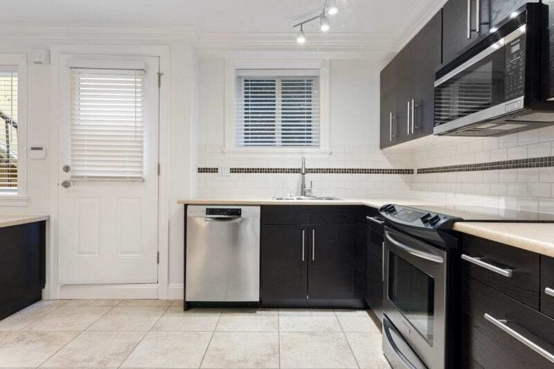 Basement Suite 4352 CAROLYN DRIVE, North Vancouver BC V7R 4A6 North Vancouver, BC - 4