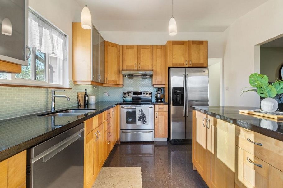 1315 W 15th Street North Vancouver, BC - 10