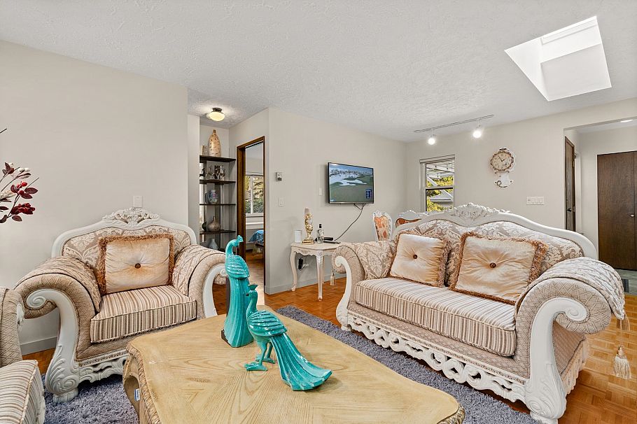 4651 W 16th Avenue Vancouver, BC - 9