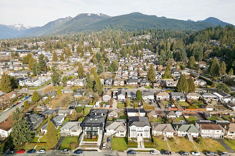 328 E 18th Street North Vancouver, BC - 29