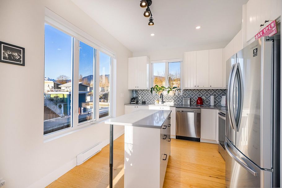 JNW04 415 Esplanade W North Vancouver, BC - 17