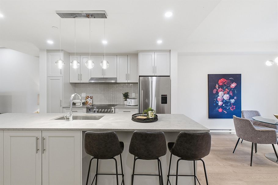 2 115 W Queens Road North Vancouver, BC - 2