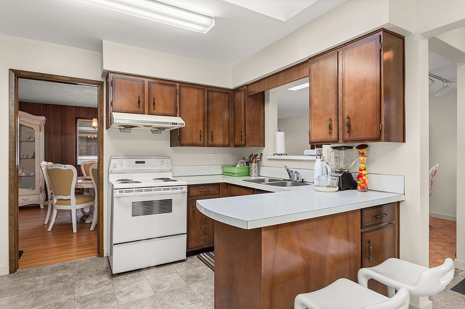 4651 W 16th Avenue Vancouver, BC - 12