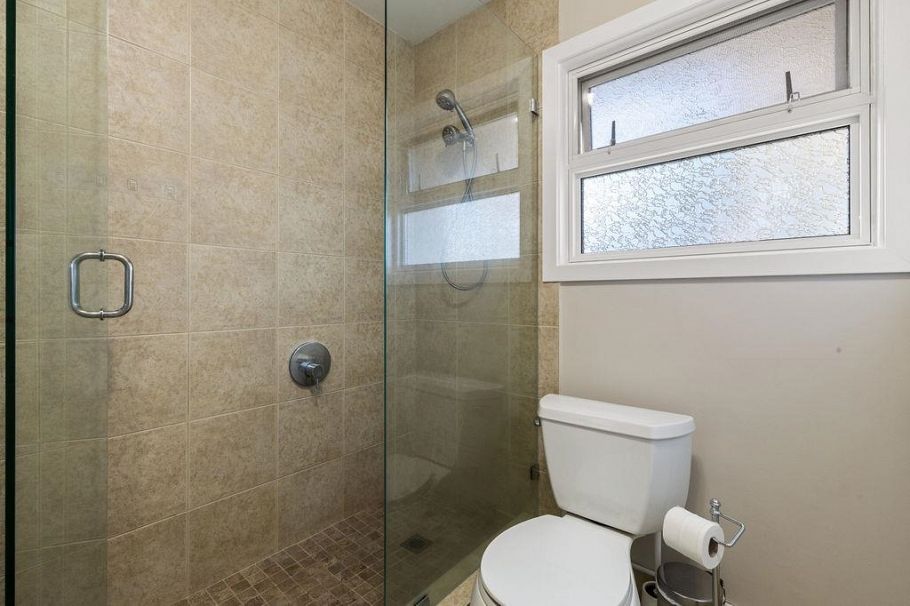 1315 W 15th Street North Vancouver, BC - 20